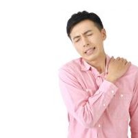 肩凝り男性写真